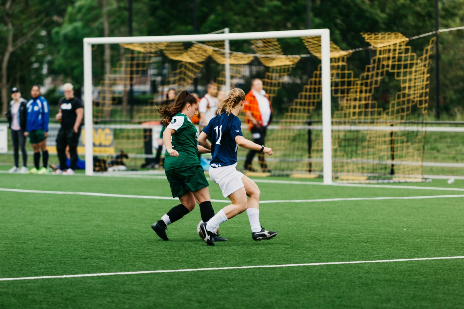 Deux joueuses à la lutte pour le ballon pendant un match de football